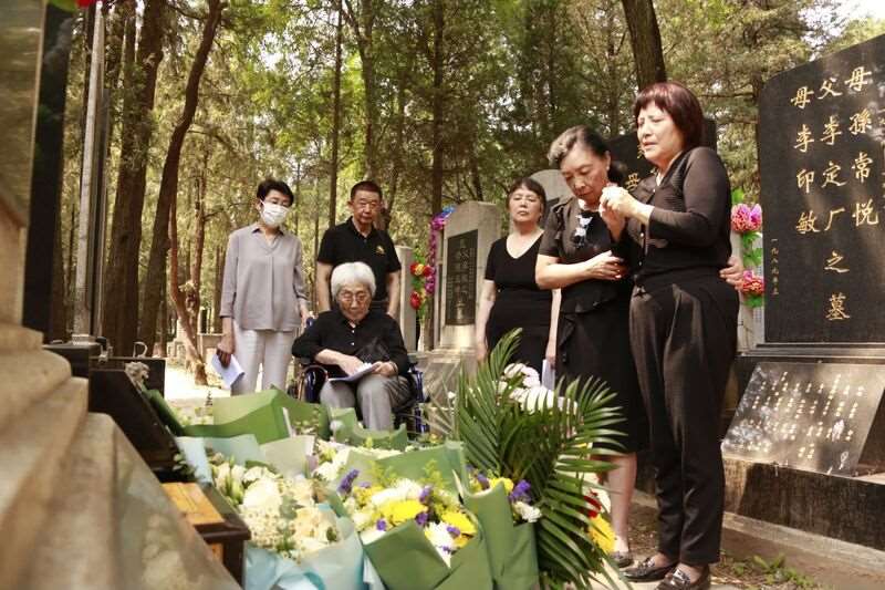 圖為2024年，六四罹難者的親屬前往北京萬安公墓祭拜，天安門母親發起人張先玲（前左一）與罹難者親屬們在墓前致哀。資料照片。（中國讀者提供)