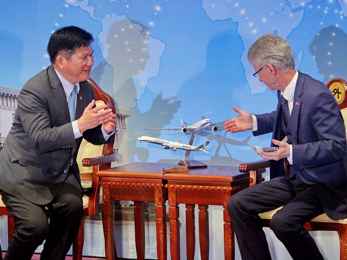 捷克參議長韋德齊(Milos Vystrcil，右)4日在外交部舉行記者會，外長林佳龍(左)表示，台捷合作與信任正一步步累積具體成果。(央廣記者王照坤 攝)