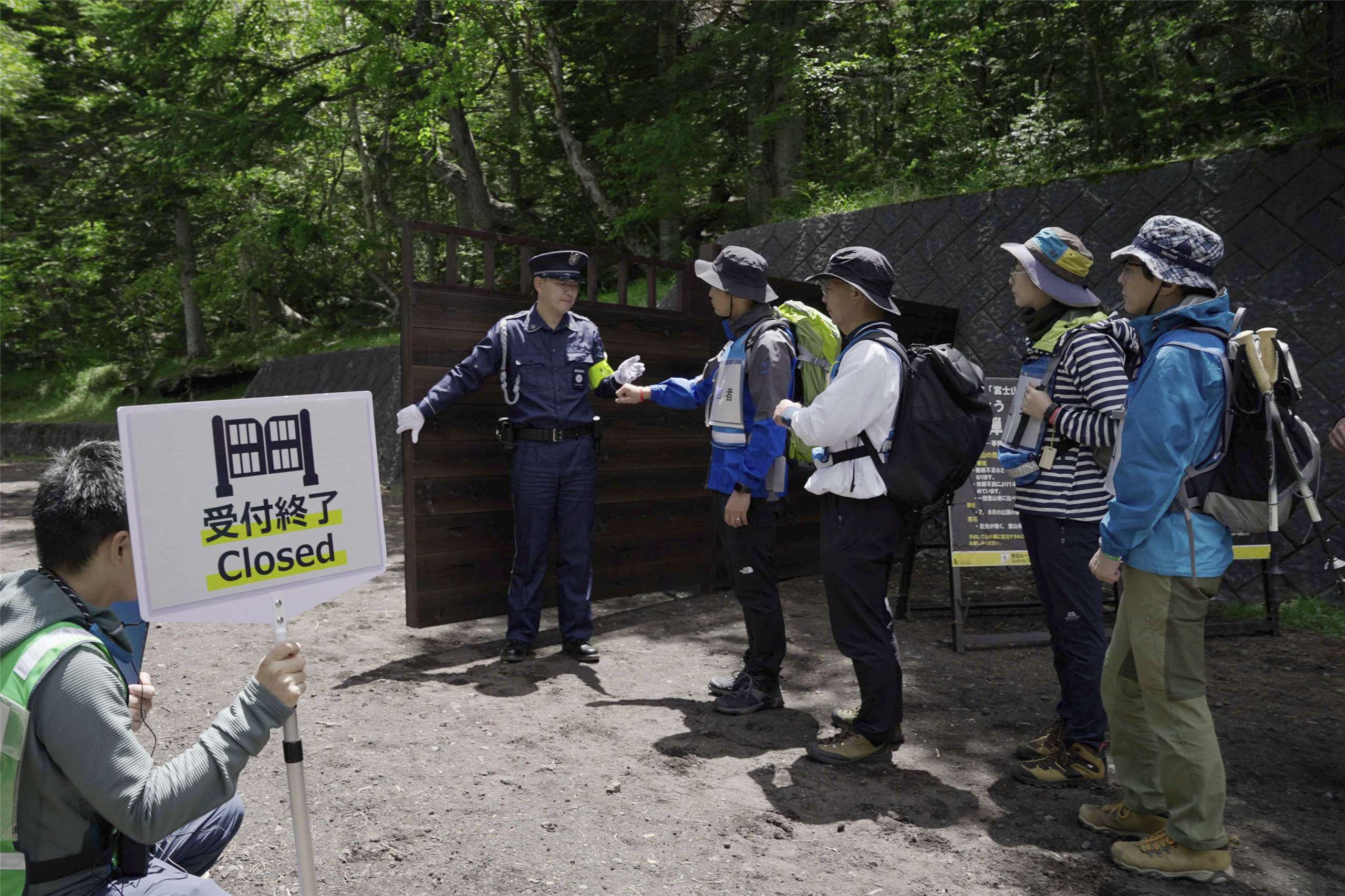 在富士山封山期間，仍有至少約1萬人強行進入登山步道。圖為富士山靠山梨縣側入口處資料照。