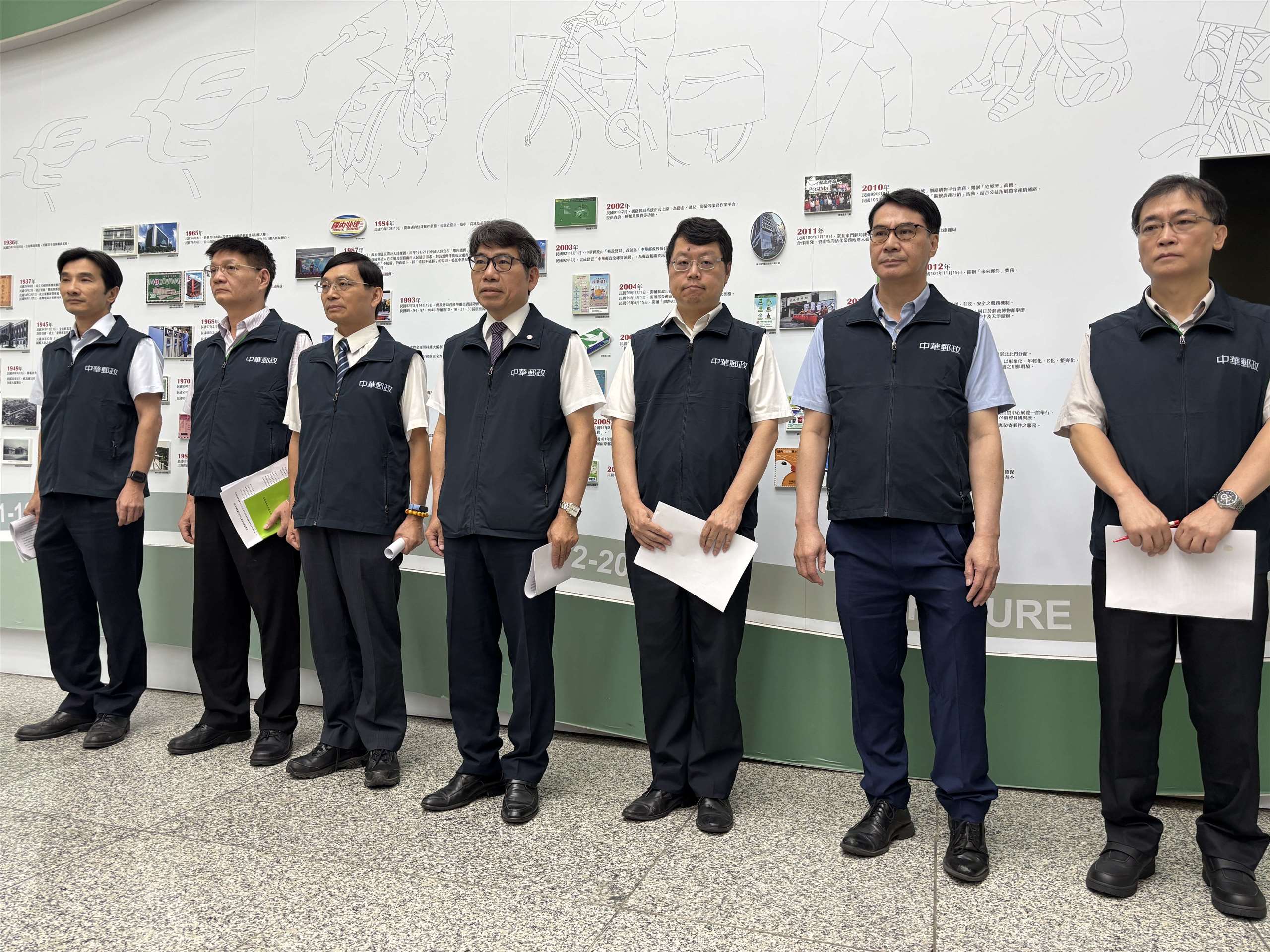針對海大成績單延誤寄送事件，中華郵政今天(7日)由發言人、副總經理蔡文慶率隊召開記者會鞠躬致歉。(楊文君攝)