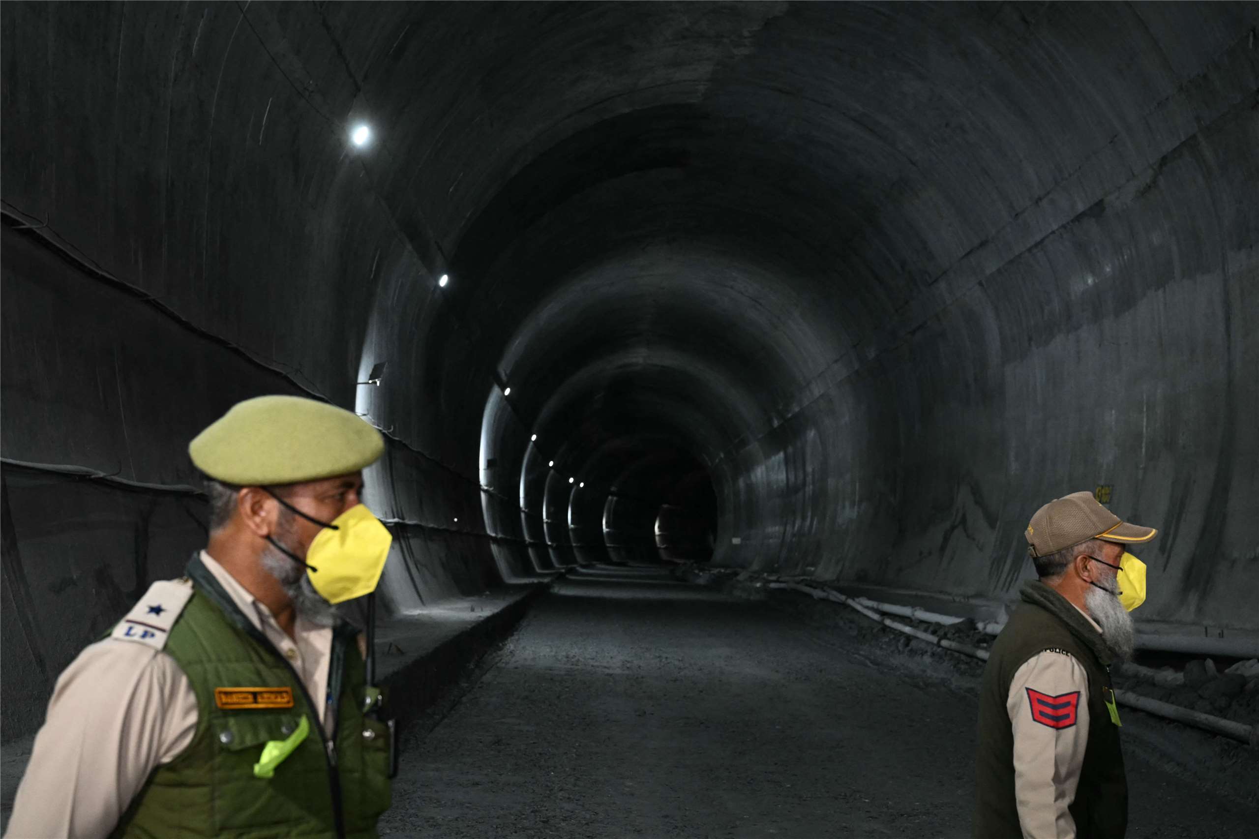 印度警察人員在梭吉拉隧道(Zojila tunnel)站崗，這是印度最長的公路隧道項目，連接查謨和喀什米爾邦與拉達克地區。