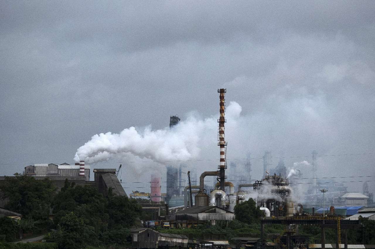 碳排放、原油、煉油廠、全球氣候變遷、環保、環境保護、氣候變遷、化石燃料。圖為印度喀拉拉邦科欽(Kochi, Kerala state)煉油廠。示意圖。(美聯社/達志影像)