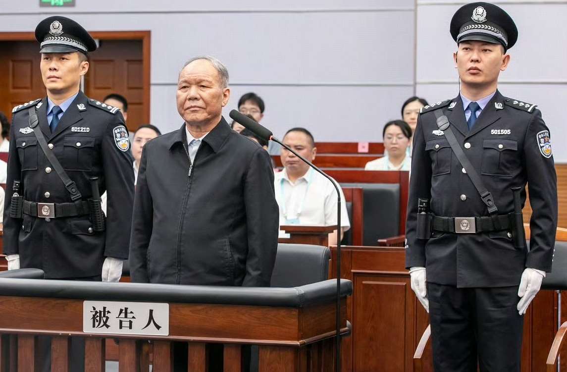 重慶市第一中級人民法院5日一審公開宣判前西藏自治區政府主席齊扎拉受賄一案，對齊扎拉依受賄罪判處無期徒刑，剝奪政治權利終身，併處沒收個人全部財產。(微博@人民日報)