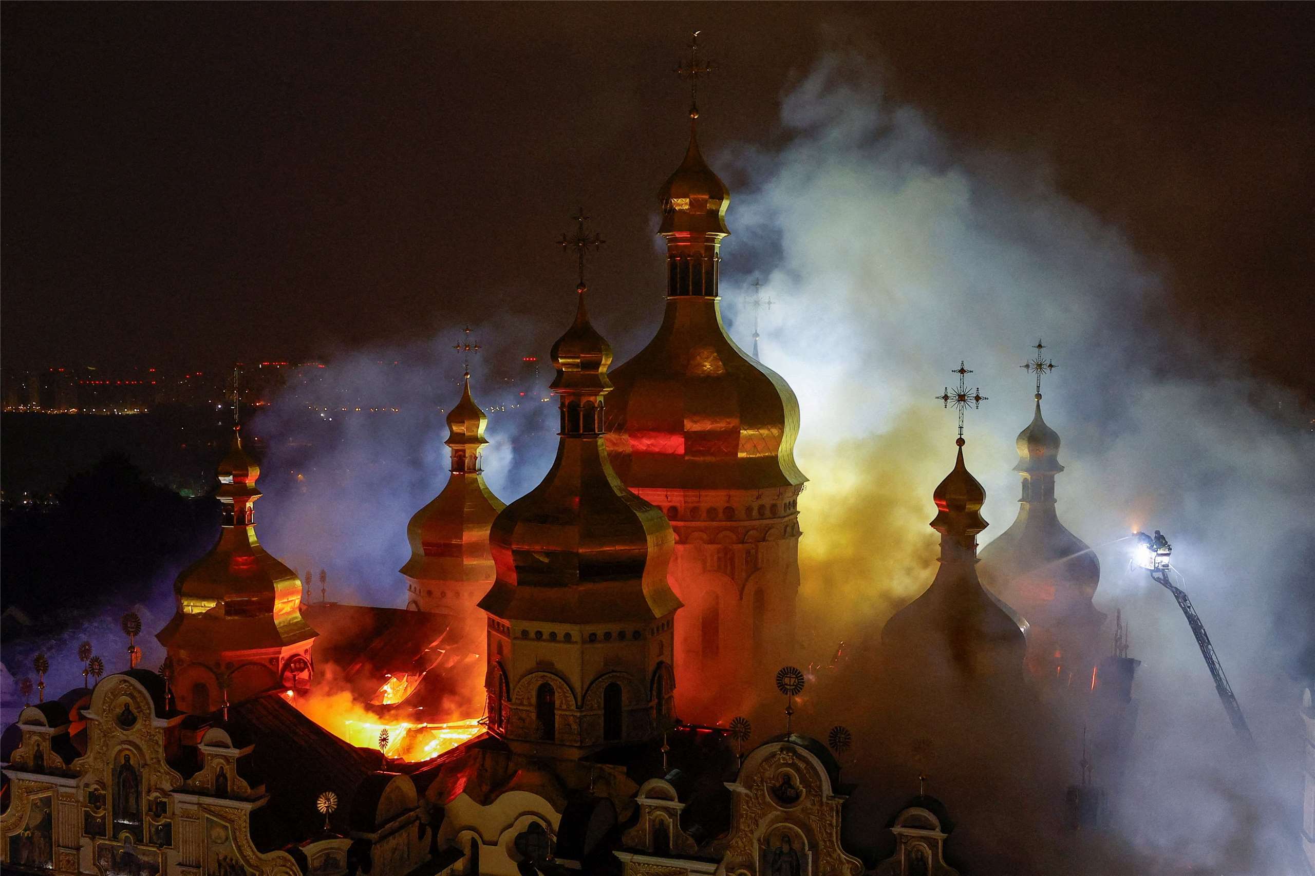 俄羅斯14日對烏克蘭首都基輔發動空襲，基輔洞窟修道院(Kyiv Pechersk Lavra)陷入火海。