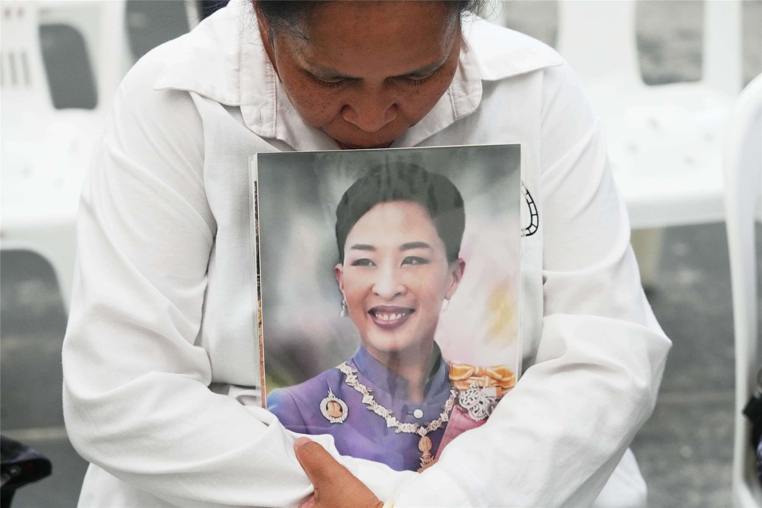 泰國長公主帕差拉吉蒂雅帕11日晚間逝世，享年47歲。圖為1名泰國婦人抱著公主的肖像哀悼。