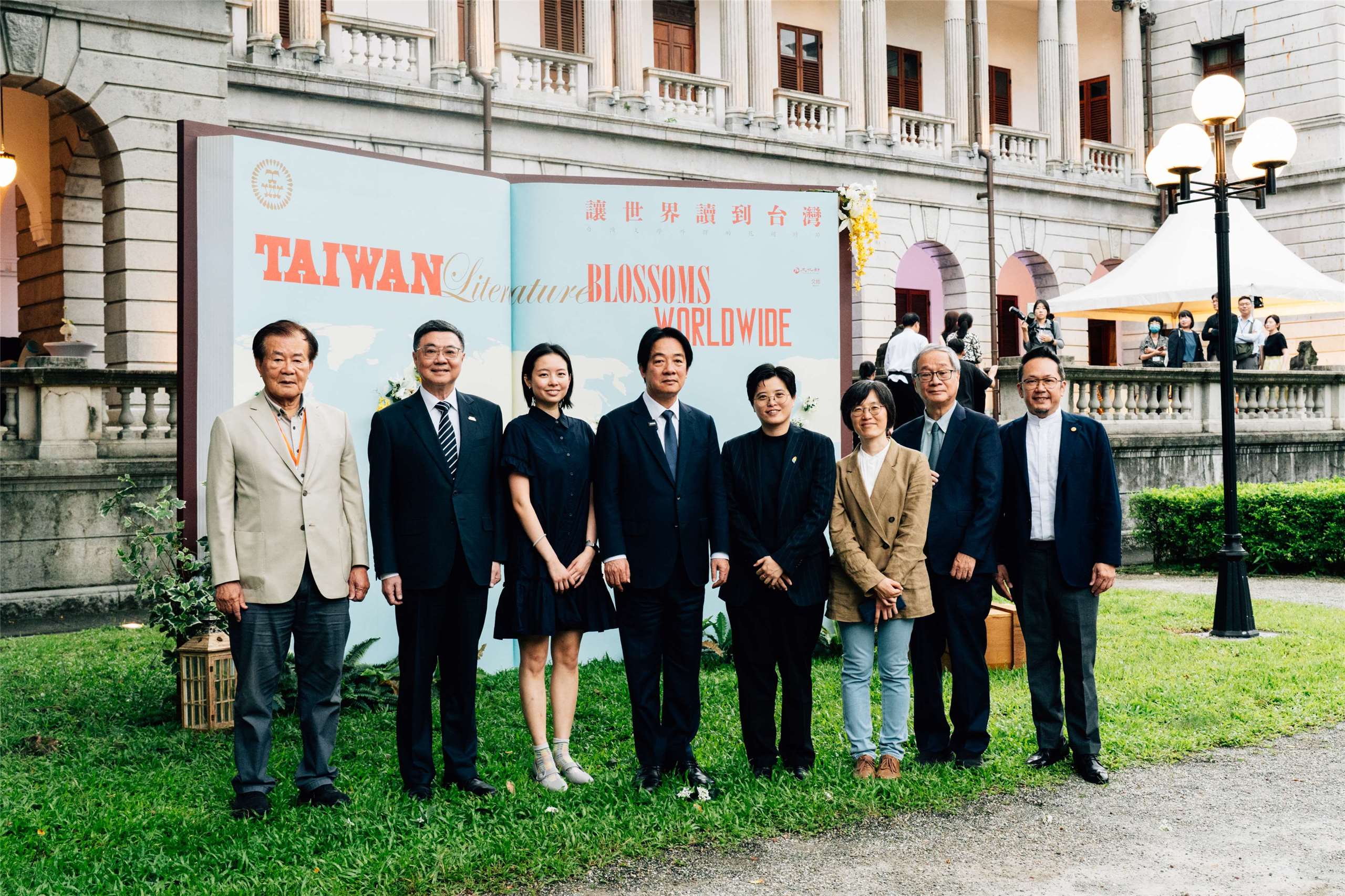 文化部與文化總會30日在台北賓館舉辦的「讓世界讀到台灣──台灣文學外譯的花開時節」茶敘。由賴清德總統(左四)親自頒發文化部各100萬元獎勵金給《台灣漫遊錄》作者楊双子(右四)、英譯者金翎(左三)及春山出版總編輯莊瑞琳(右三)，總計300萬元。(文化部提供)