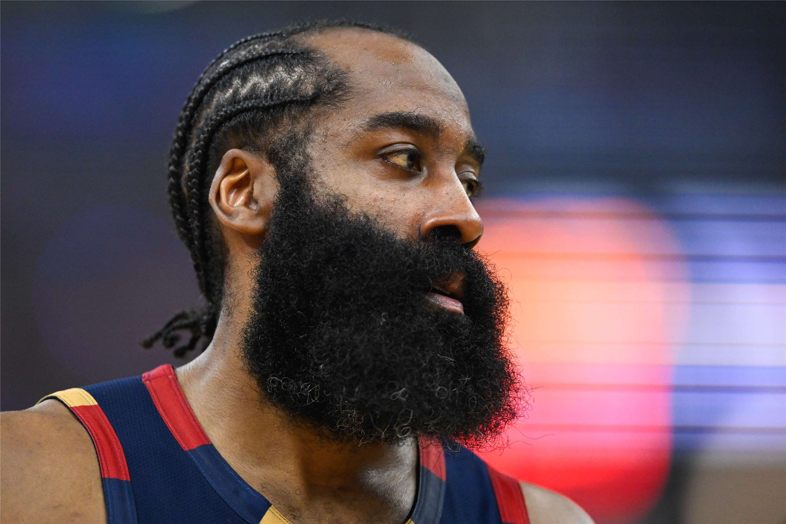 德州哈立斯郡(Harris County)法院紀錄顯示，現效力於克里夫蘭騎士(Cleveland Cavaliers)的哈登，是於凌晨3時41分被帶回警局。當時警方在他的賓士車內發現一把未多加掩藏、放在杯架上的手槍。
