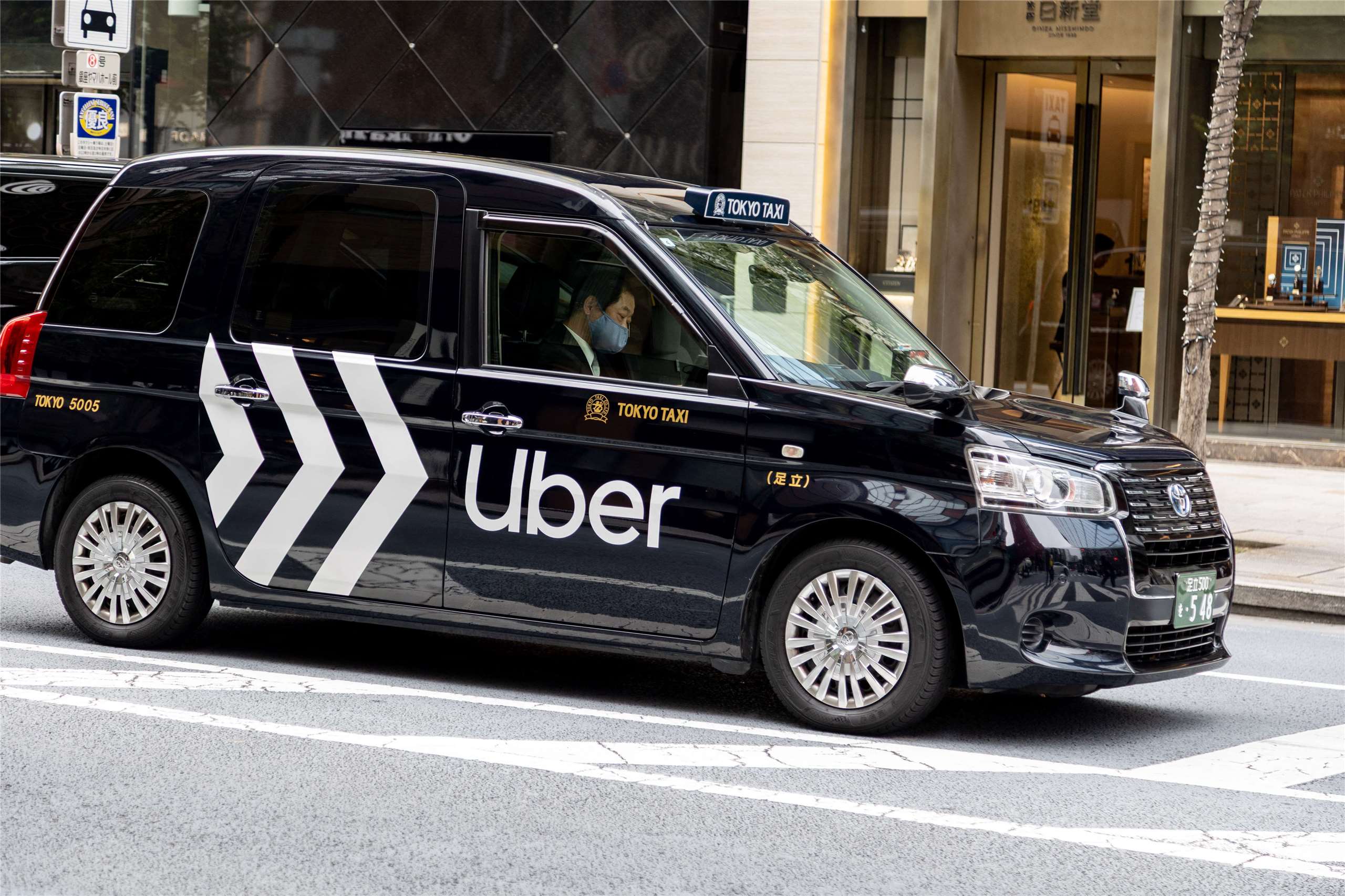 Uber總裁暨營運長麥唐納(Andrew Macdonald)透露，日本Uber已於4月首度超越GO等競爭對手，奪下市占率第一寶座。日本首都東京銀座區的一輛Uber計程車。(AFP)