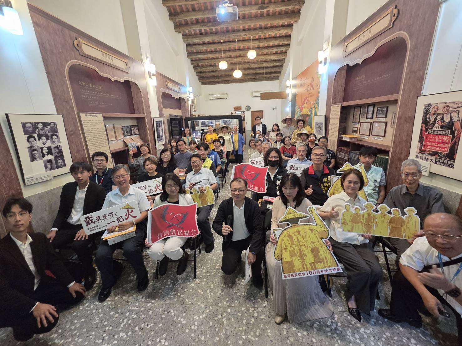 台北市文化局25日起於渭水驛站及台灣新文化運動紀念館同步推出《戴草笠仔ê一把火——台灣農民組合100周年紀念特展》及《作田的戰士》雙展，回望台灣百年農運。(江昭倫 攝)