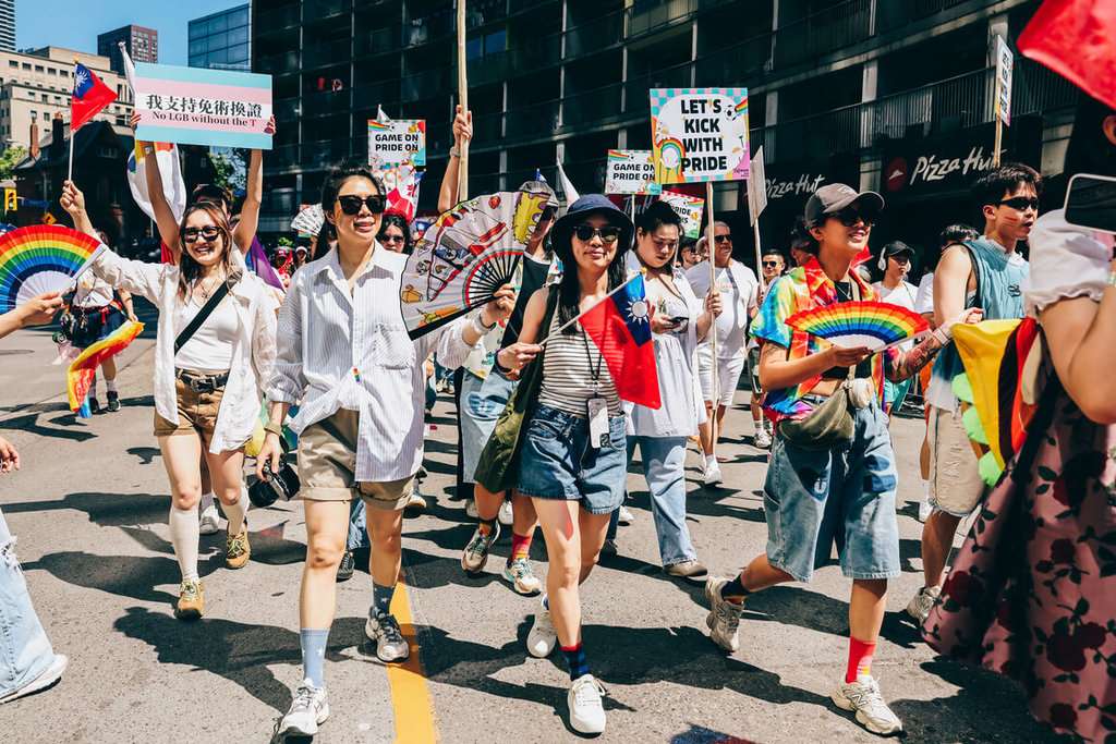 Taiwan With Pride團隊今年以逾百人規模參加多倫多同志大遊行，大家手持台加國旗和各式標語，活力滿滿。（寬容自信台灣協會提供）