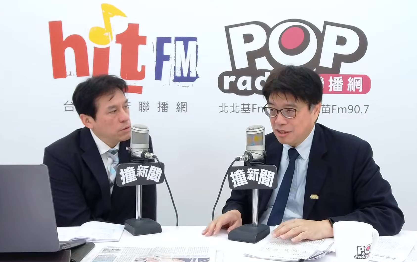 陸委會主委邱垂正(右)18日接受POP Radio「POP撞新聞」節目主持人黃暐瀚(左)專訪。(翻攝POP Radio聯播網 YouTube頻道)
