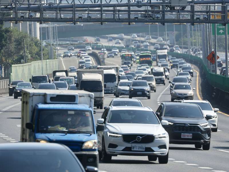 端午連假首日，高公局預估上午彰化系統-埔鹽系統、國5南向南港系統-頭城等9路段易塞。圖為國道1號五股泰山南下路段車潮。資料照片