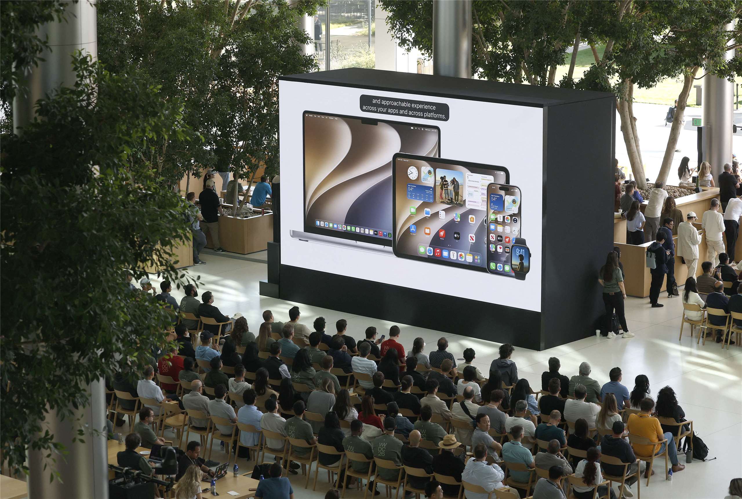 蘋果公司在加州蘋果園區舉行的蘋果全球開發者大會(WWDC)，宣布將攜手谷歌(Google)，重新投入AI領域。(AFP)