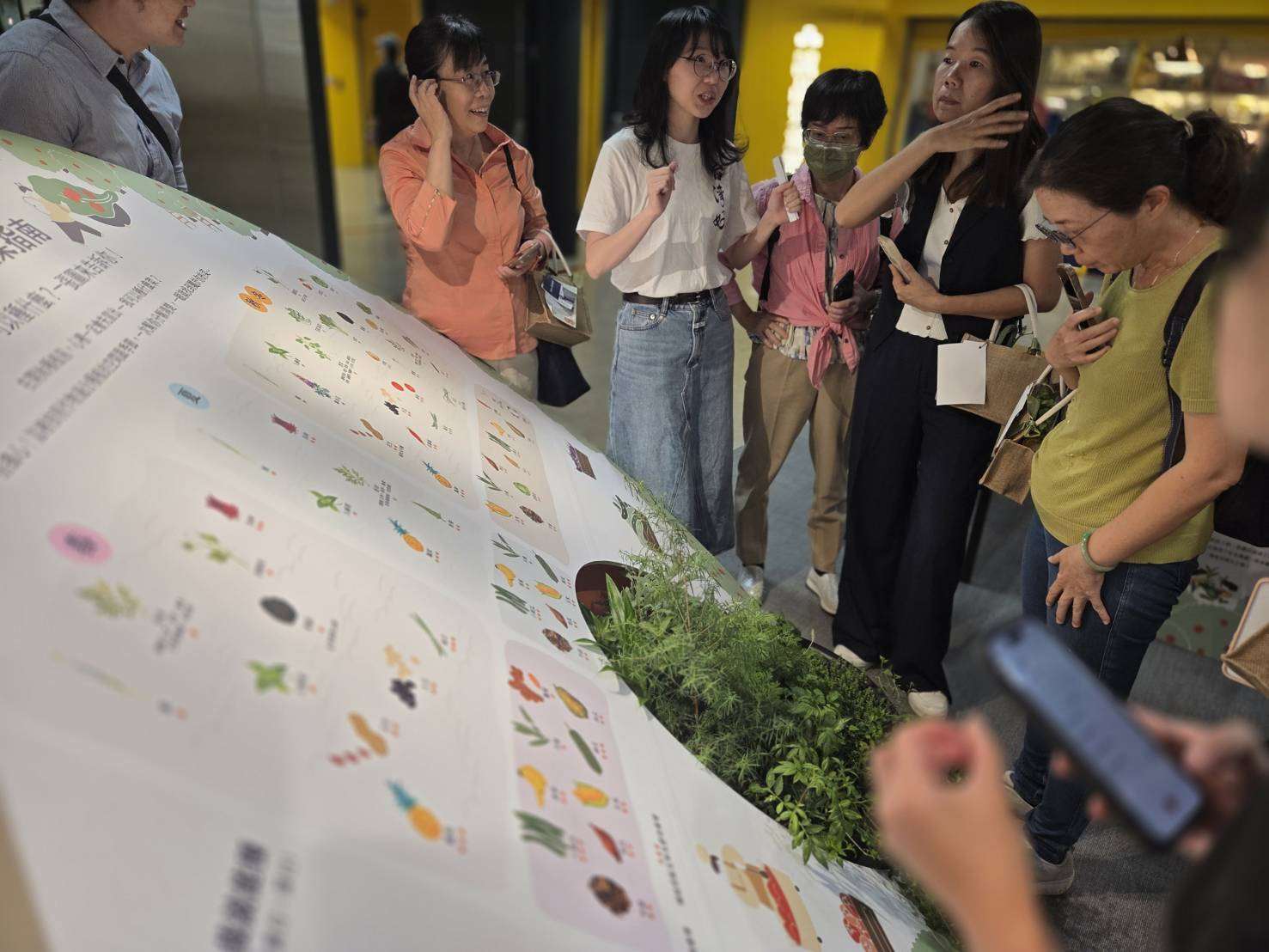 台灣好基金會將13年食農教育成果化為《我的永續生活提案》特展，即日起在誠品中山地下書街登場。(江昭倫 攝)
