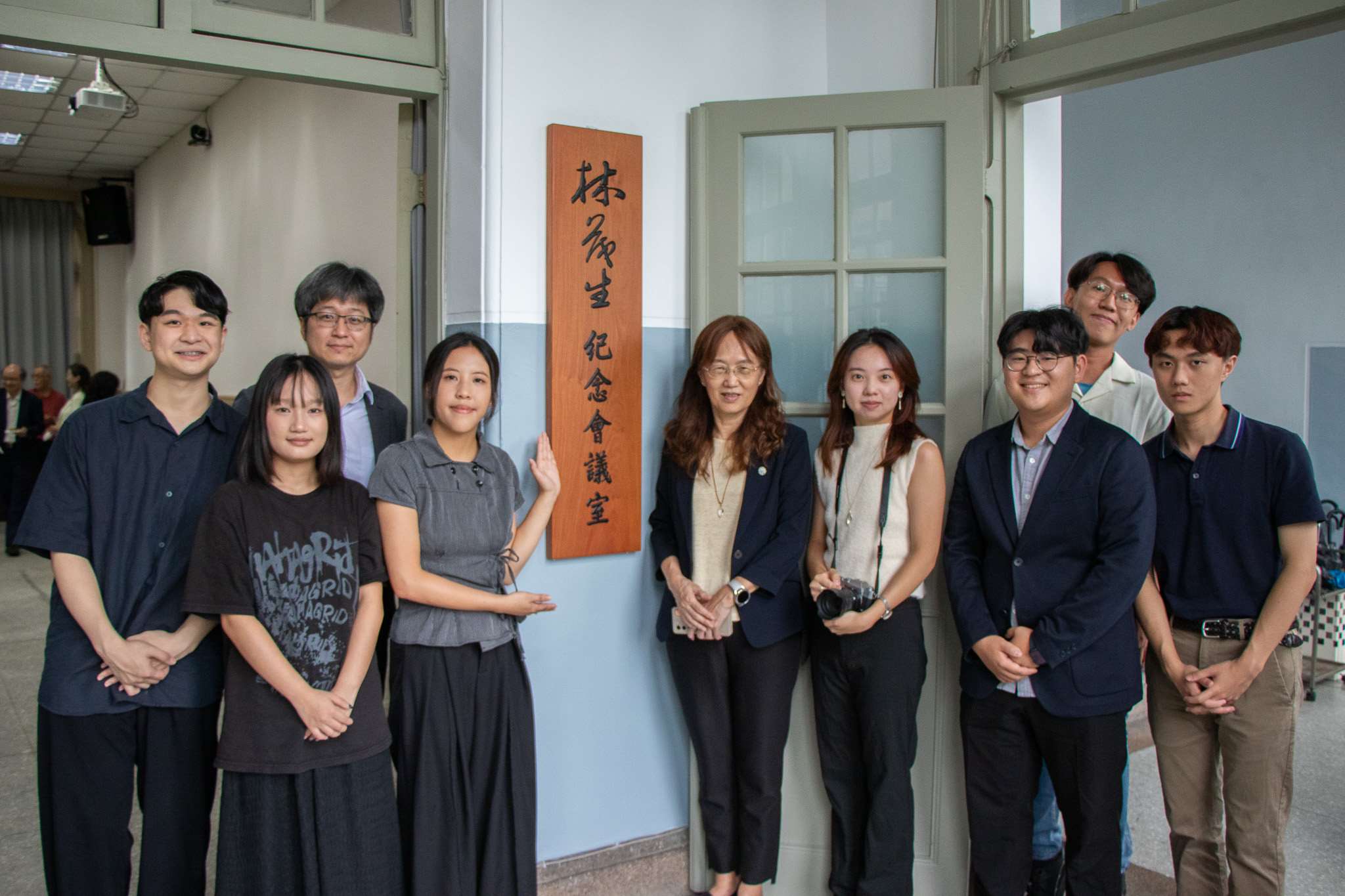 台大文學院26日為「林茂生紀念會議室」揭牌，紀念在二二八事件中受難的台灣哲學博士，也是台大文學院首任院長林茂生教授。（文學院學生會提供）