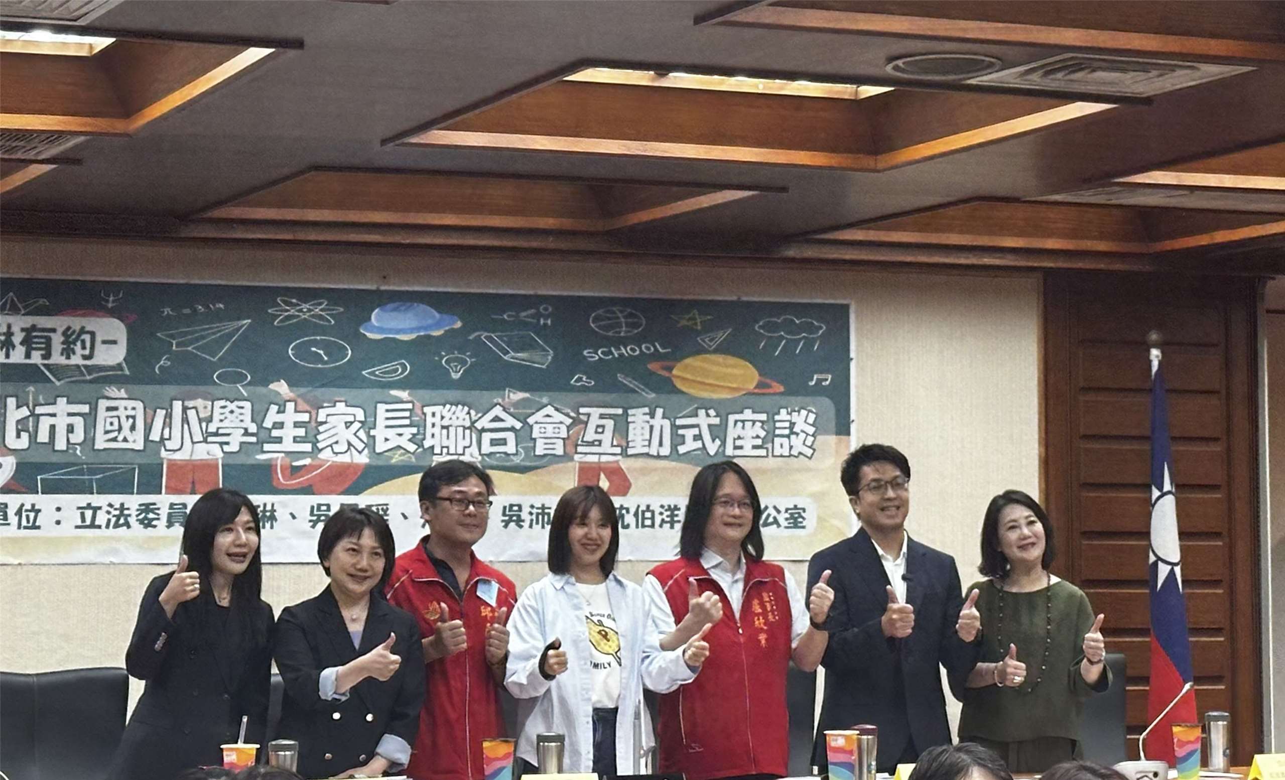 民進黨數名立委9日與台北市國小學生家長聯合會代表進行座談，針對校園議題交換意見。(楊雨青攝)
