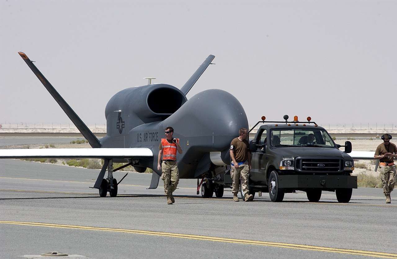 RQ-4全球鷹為美軍主力高空長航時無人偵察機。圖為在中東投入實戰的RQ-4全球鷹偵察機。(維基百科)