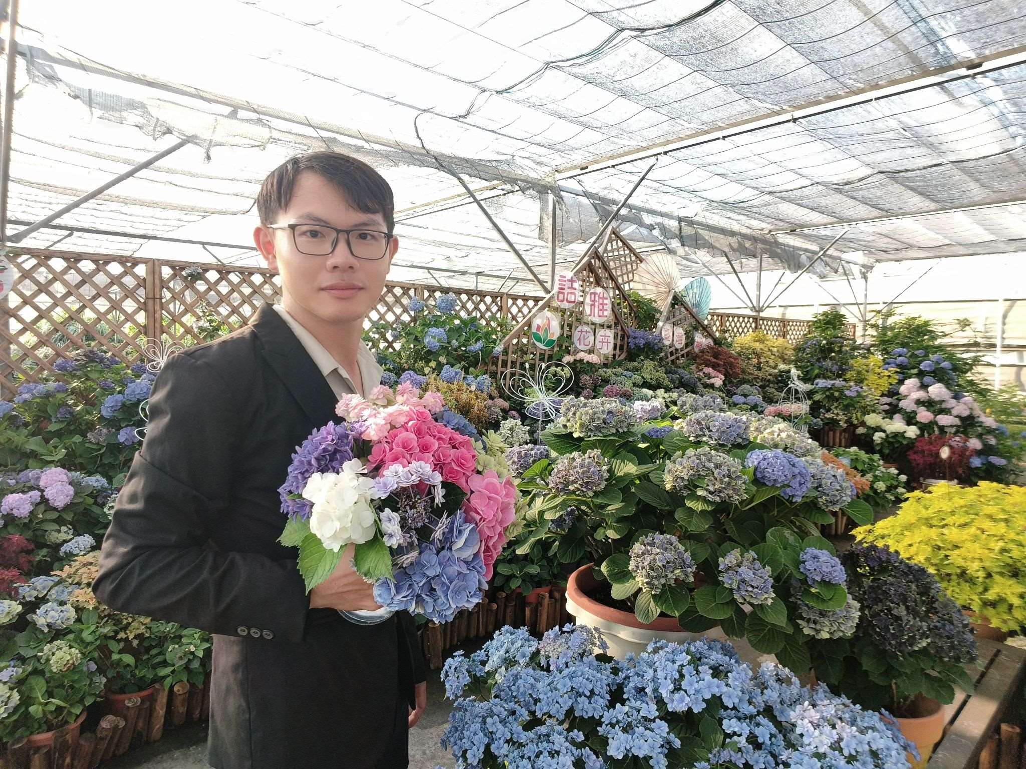 栽種繡球花有成的吳承燁  本照片轉載自詰雅花卉粉絲頁