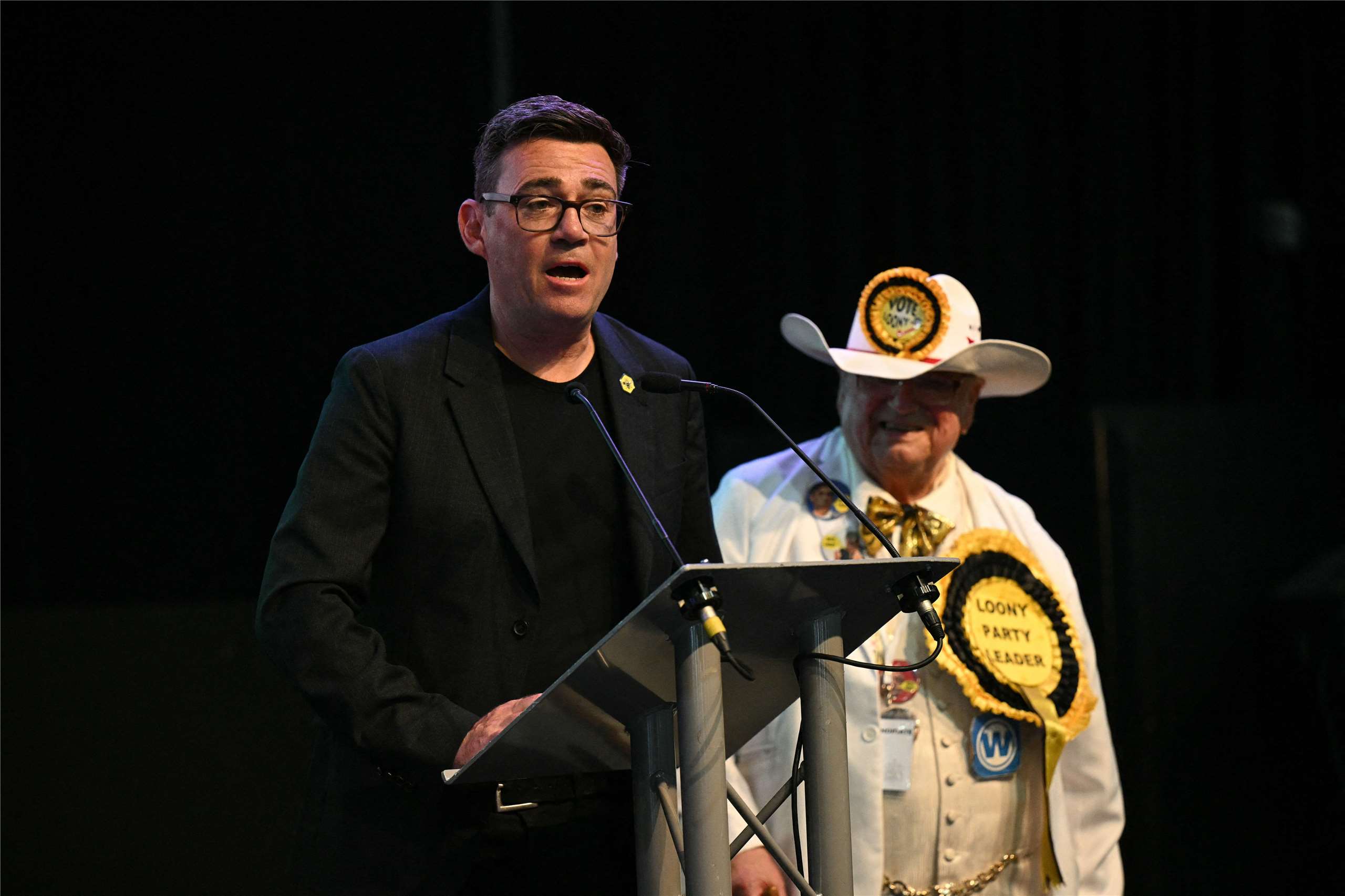 英國工黨候選人大曼徹斯特市長柏南（左）19日在重要補選中勝出，贏得國會席次。(AFP)