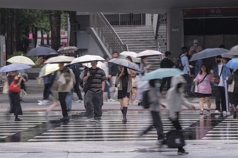 氣象署4日下午發布豪雨特報，台北市隨即下起大雨。資料照片。