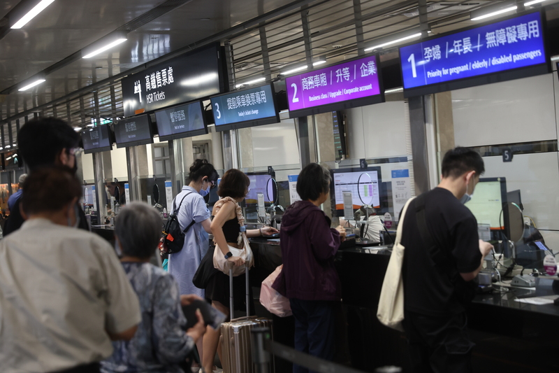 端午3天連假將至，高鐵預計加開92班次、台鐵加開116列次。圖為台北車站高鐵售票處。資料照。