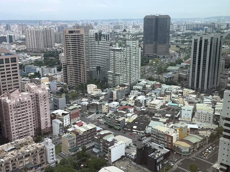 內政部國土署今天(10日)表示，截至今天已有台北、桃園、高雄及台南公告開辦老宅延壽，且民眾詢問熱度持續升高。圖為高雄亞洲新灣區一帶公寓大樓櫛比鱗次。資料照。