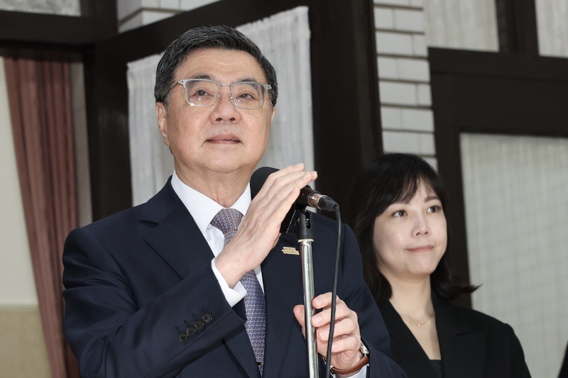 桃園11日發生重大毒駕事故，因毒駕嫌犯拒檢逃逸，與警方追逐後失控衝撞路旁行人，造成2名無辜民眾及毒駕肇事嫌犯共3人死亡。行政院長卓榮泰（左）12日受訪強調，未來對於毒駕致死、致傷及累犯案件，應一律從重量刑。