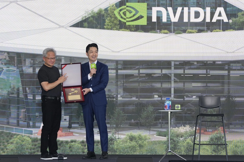 AI晶片大廠輝達（NVIDIA）2026年5月27日在台灣新總部預定地北士科T1718基地舉辦台灣員工大會，
執行長黃仁勳（左）向台北市長蔣萬安（右）喊話，輝達需要在台灣使用更多能源。圖為蔣萬安致贈台北市的市鑰給黃仁勳。資料照片。