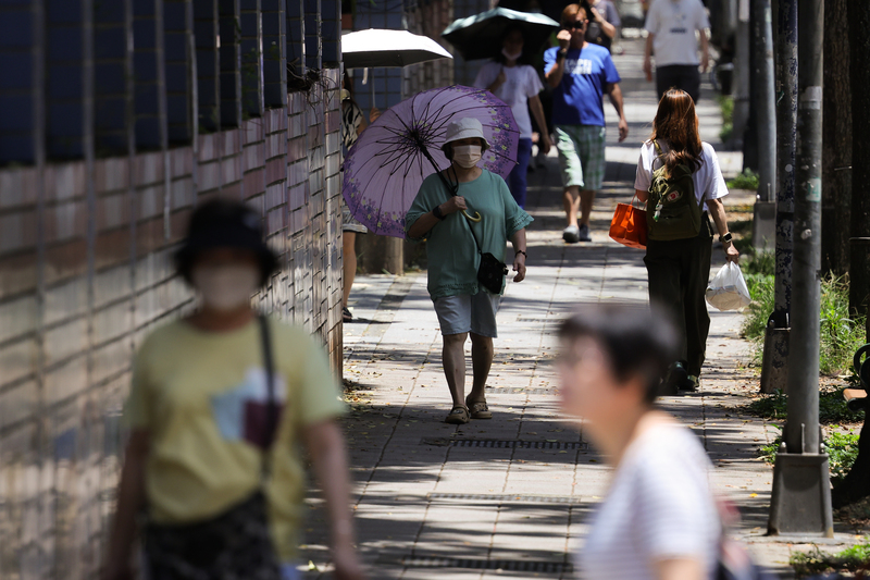中央氣象署指出，1日颱風外圍環流影響，北部及東北部地區有不定時局部短暫陣雨。