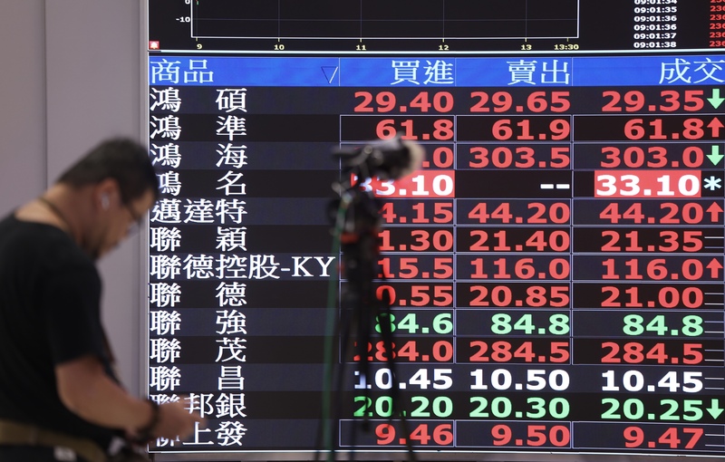 台股1日早盤達45533.53點，漲800點，再創新高。台積電早盤達2365元，漲10元，台達電達2490元，漲45元，鴻海漲15.5元至304.5元，聯發科勁揚400元至4710元。