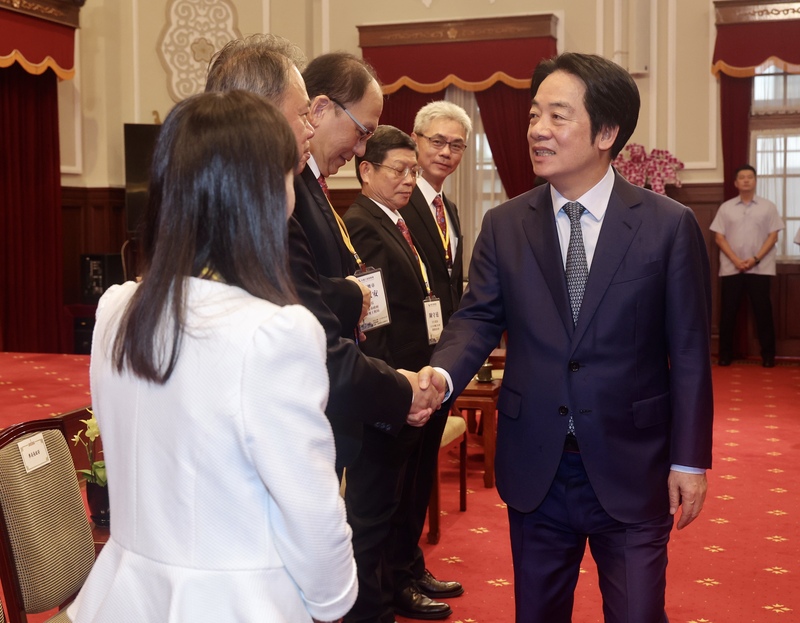 總統賴清德（前右）1日在總統府接見「社團法人中國工程師學會115年度各工程獎項得獎人」，肯定中國工程師學會持續推動國際交流，讓世界看見台灣的工程實力與技術能量。