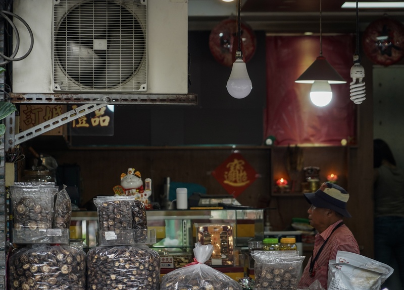 因應近期高溫，預期用電量將攀升，台電各區營業處已強化重點用戶及高負載區域如夜市、觀光景點的電力設備維護。圖為台北市迪化街商圈店家。