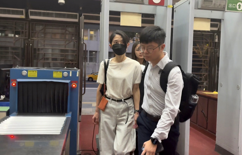 檢警獲報，台北市某生殖中心診所疑似有攝影設備拆除後留下的孔洞痕跡。台北地檢署1日指揮警方搜索，並通知謝姓診所負責人（左）到案說明。