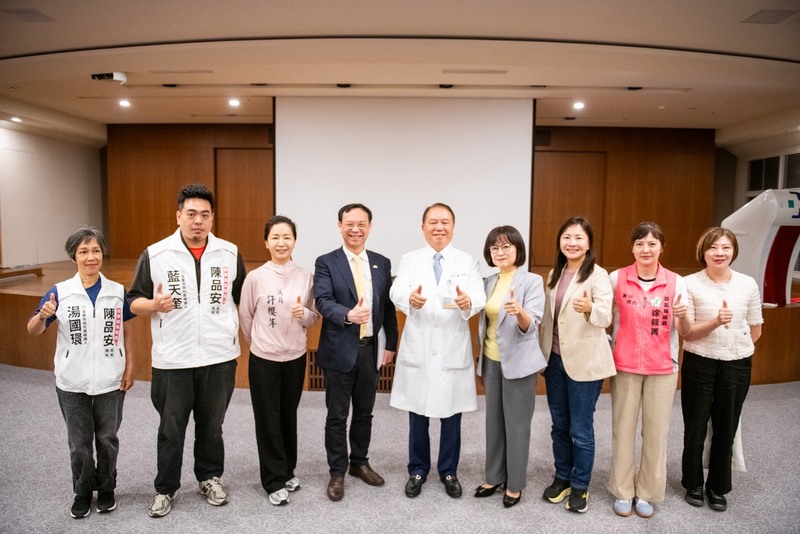 立法院社會福利及衛生環境委員會召集委員林月琴（右4）1日邀衛生福利部長石崇良（左4）考察苗栗
縣醫療機構，了解當地公共醫療建設需求等。（林月琴辦公室提供）