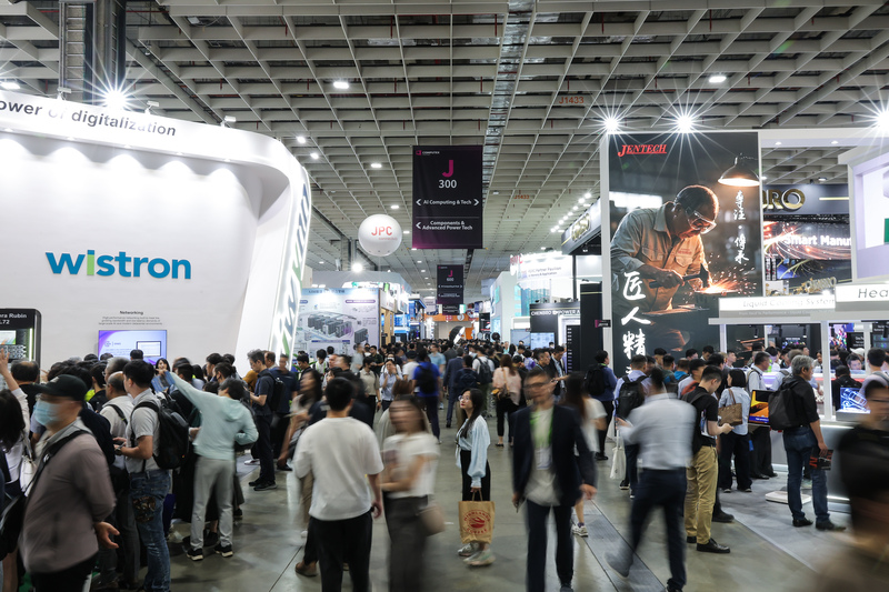 ED
2026 COMPUTEX登場　人潮眾多
2026 COMPUTEX（台北國際電腦展）2日正式登場，
台北南港展覽館1館展區一早就出現大批參觀人潮，
一睹台灣供應鏈的最新技術。
中央社記者翁睿坤攝 115年6月2日
