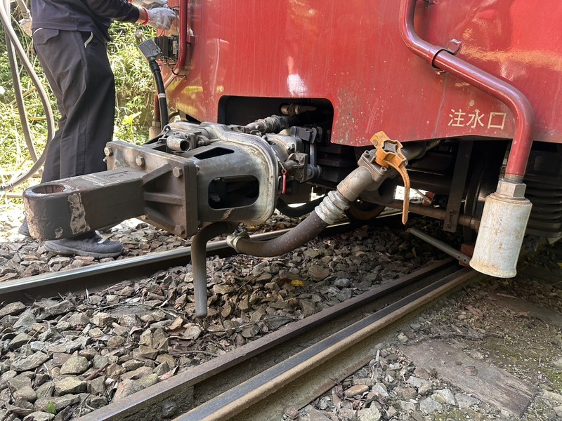阿里山林鐵新款列車「森里號」2日上午進行試運轉作業，在嘉義站至阿里山站43.1公里處的水社寮路段出軌，疑機件故障。（林鐵處提供）
