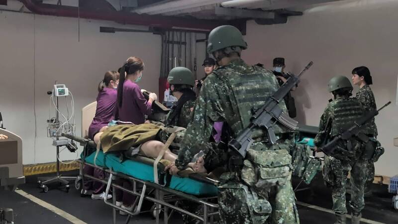 國防部3日在金門辦理「軍公民營醫療整合演練」，包括衛生所轉型急救站，與在金門醫院地下室進行大量傷患應處等項目。