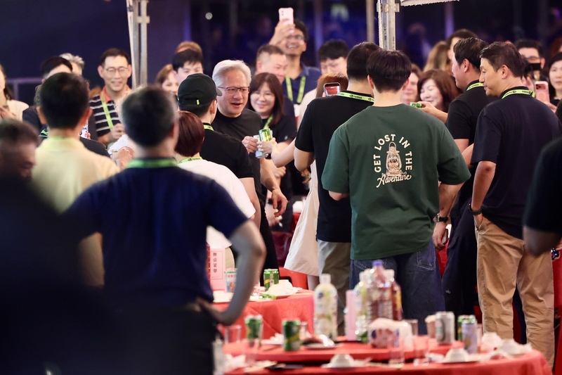 輝達執行長黃仁勳（中左）3日晚間在台北流行音樂中心戶外表演空間辦桌犒賞員工。(小提醒：禁止酒駕，飲酒勿 開車，飲酒過量，有害健康。)