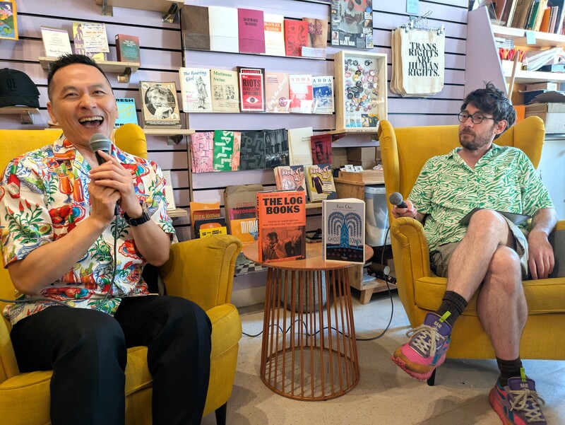 台灣作家陳思宏（左）2日晚間在倫敦知名酷兒書店The Common Press舉行講座，與英國酷兒作家齊姆斯（Adam Zmith，右）對談並回應聽眾提問，現場互動氣氛熱烈。
