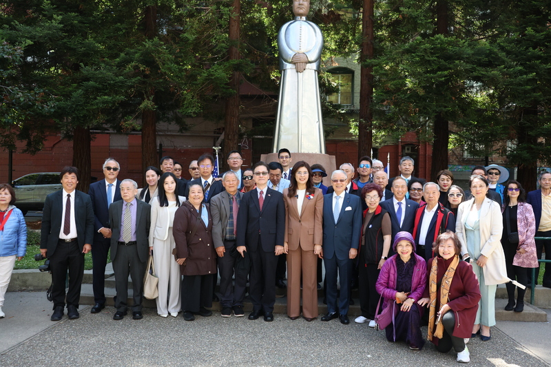 國民黨主席鄭麗文於美國時間2日在舊金山拜會僑社與駐美黨支部，以及到聖瑪莉公園向孫中山銅像行三鞠躬禮。
（國民黨提供）