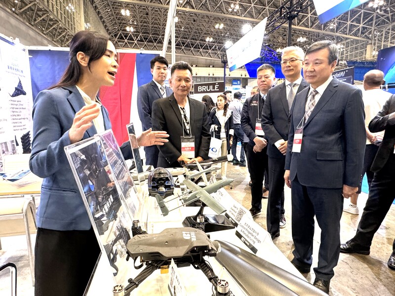 EF
李逸洋聽取解說
正在千葉幕張展覽館舉行的日本國際無人機展（Japan 
Drone 2026），台灣集結28家無人機與航太供應鏈廠
商參展，駐日代表李逸洋（右1）3日出席開幕活動，
參觀展區聽取解說。
（駐日代表處提供）
 中央社記者戴雅真東京傳真　115年6月3日