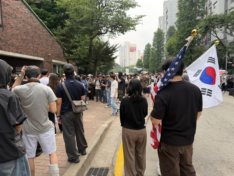 首爾市長選舉及韓國其他地方主要選舉結果底定，不過因為選票不足爭議，4日在首爾松坡區蠶室7洞第2投票所的票箱仍無法運出，示威群眾持續在門外阻擋並主張選舉無效。