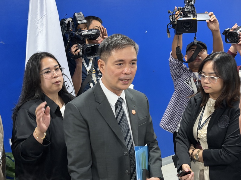 日菲將啟動專屬經濟區（EEZ）及大陸礁層海洋邊界談判，駐菲代表周民淦致函菲方，重申中華民國台灣對領土及相關海域主權，菲律賓外交部海洋事務發言人維拉紐瓦（中）4日則表示協商尚未開始。(檔案照)