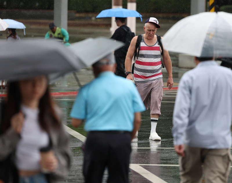 6日整體雨勢較5日趨緩，不過各地仍有局部陣雨出現的機會。資料照。