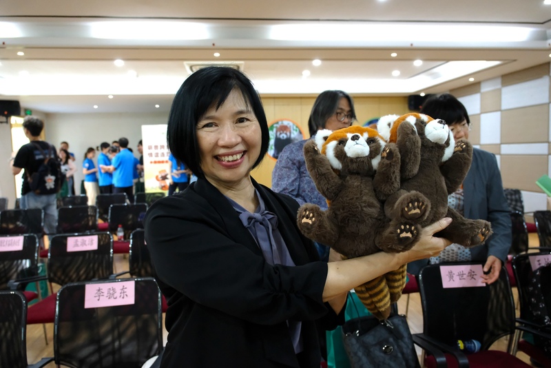 台北市政府教育局副局長廖文靜出席小貓熊移交
雙城論壇2隻小貓熊的移交儀式5日在上海動物園舉
行，台北市政府教育局副局長廖文靜出席儀式。由於
小貓熊已在隔離檢疫，因此無法在移交儀式上露面，
以玩偶替代。
中央社記者廖文綺上海攝　115年6月5日