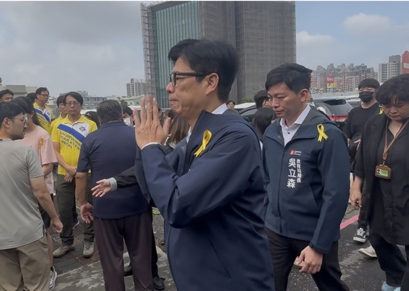 高雄市某國小教師墜樓事件引發各界關注，高雄市長陳其邁（前）6日出席該名老師的告別式時，雙手合十致意。