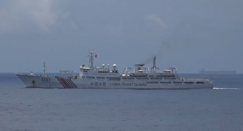 圖為中國海警船及調查船首見聯手闖入東沙限制水域。（海巡署提供）