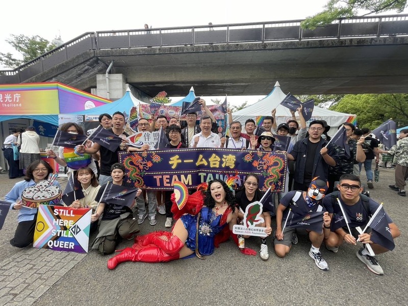 第32屆「2026 東京彩虹驕傲」6月6、7日於東京代代木公園隆重登場，台灣紅絲帶基金會與台灣伴侶權益推動聯盟以「廟宇與夜市」為策展主軸，融入台灣推動性別人權的關鍵歷史事件，非常吸睛。（伴盟提供）
中央社記者張雄風傳真 115年6月7日