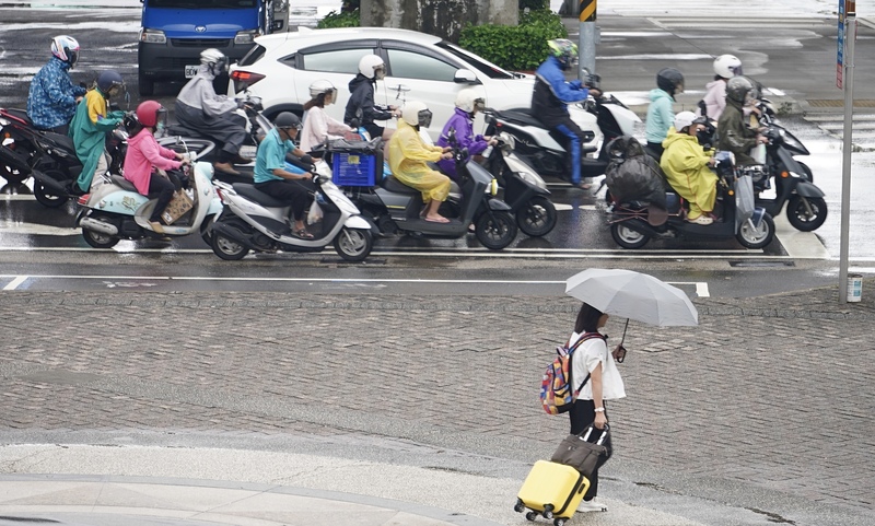中央氣象署表示，10日、11日鋒面逐漸南移，中南部仍要留意大雨或豪雨。