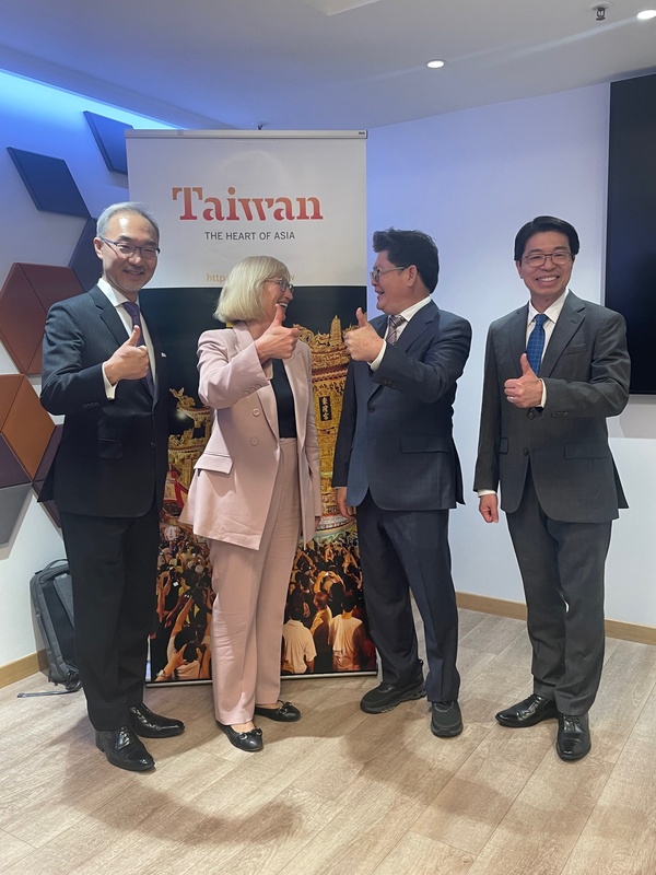 駐英國代表姚金祥（左1）率台灣官方及企業代表團，6月5日至7日在拉脫維亞首都里加出席歐洲復興開發銀行年會。（駐英國代表處提供）